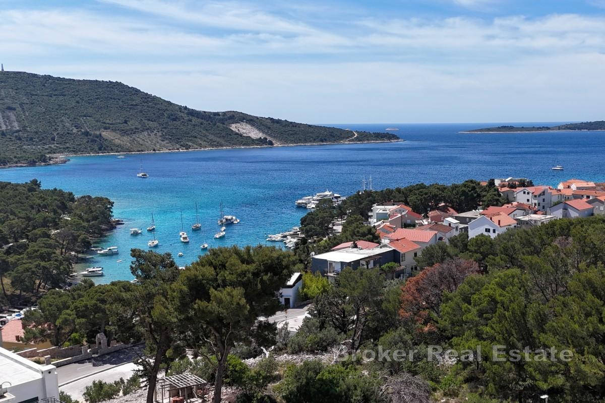 Moderno appartamento con ampia terrazza e vista mare aperta