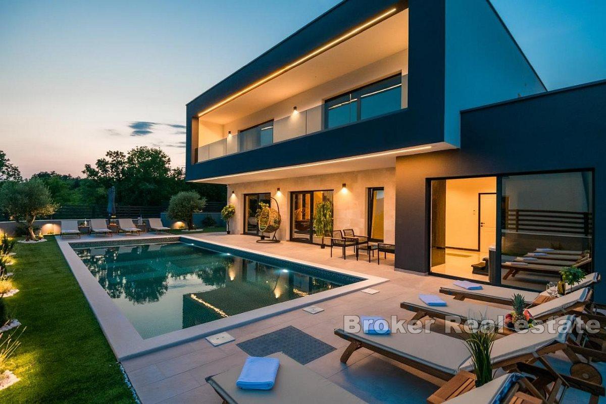 Luxusvilla mit Pool in wunderschöner Naturlandschaft