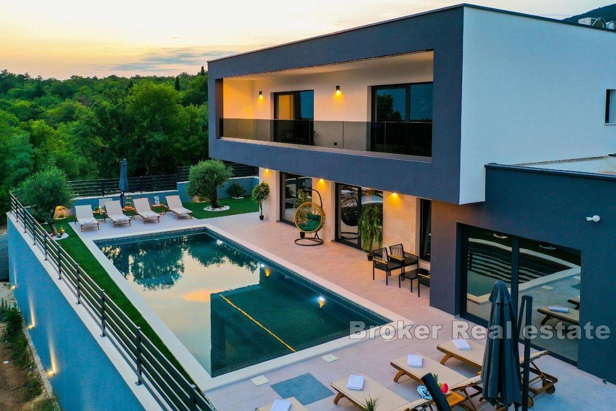 Luxusvilla mit Pool in wunderschöner Naturlandschaft