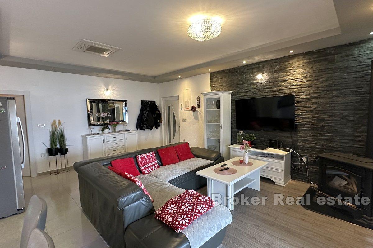 Plně zařízené apartmány v druhé řadě u moře
