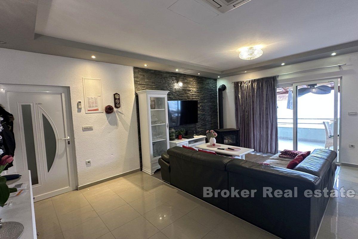Plně zařízené apartmány v druhé řadě u moře