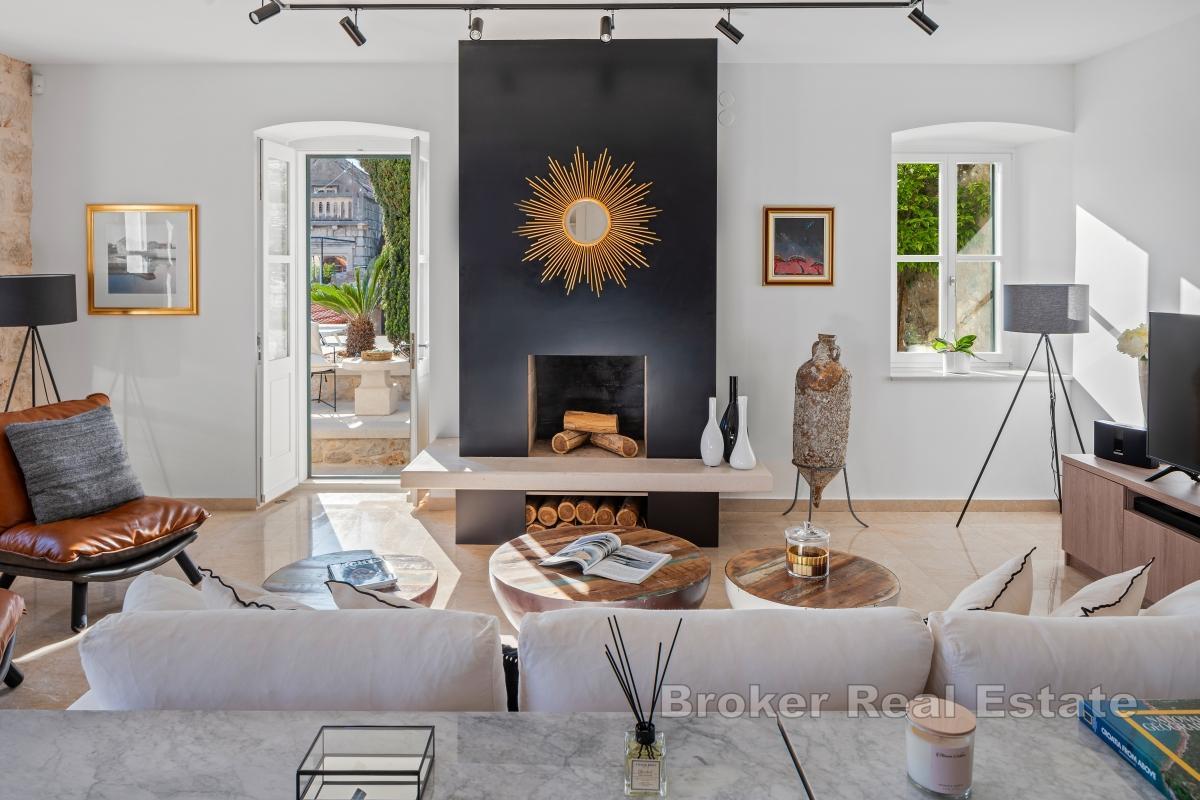 Prestigefylld villa med lyxig design nära stadens centrum