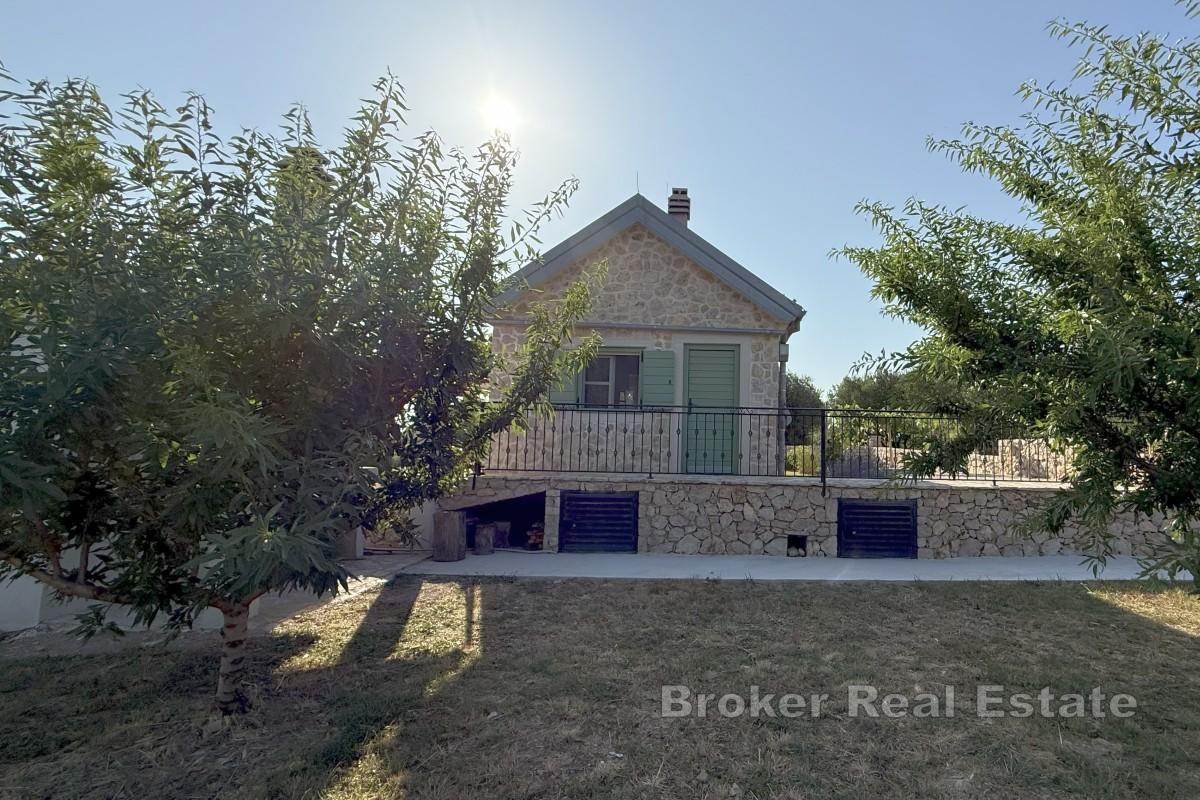Una bella casa dalmata su un ampio terreno