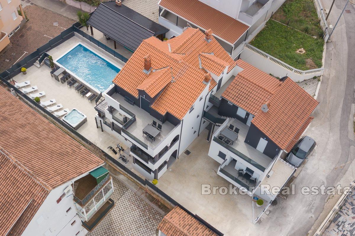 Una splendida villa con sei appartamenti e una piscina