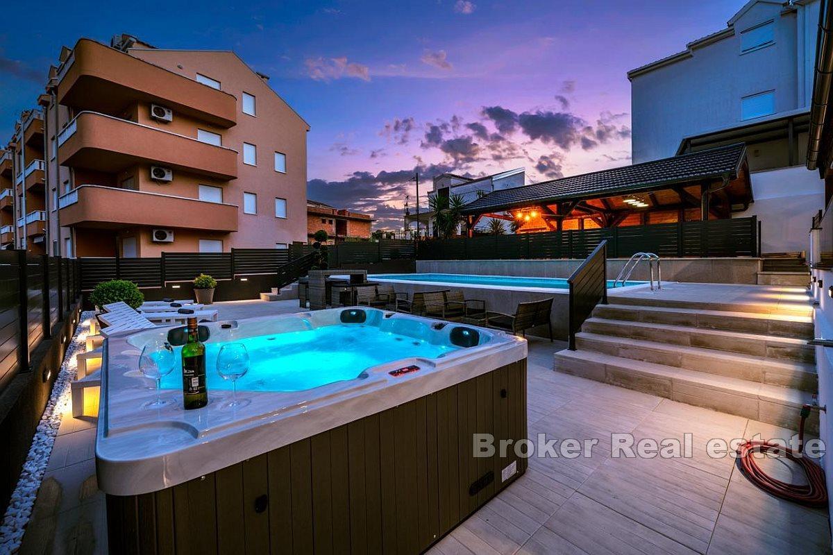 Una splendida villa con sei appartamenti e una piscina