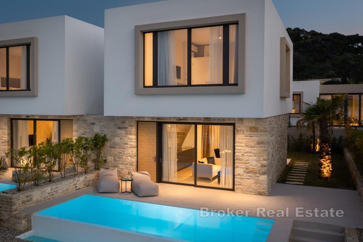 Moderna vila prvi red uz mora