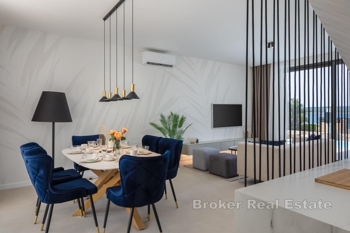 Moderna vila prvi red uz mora