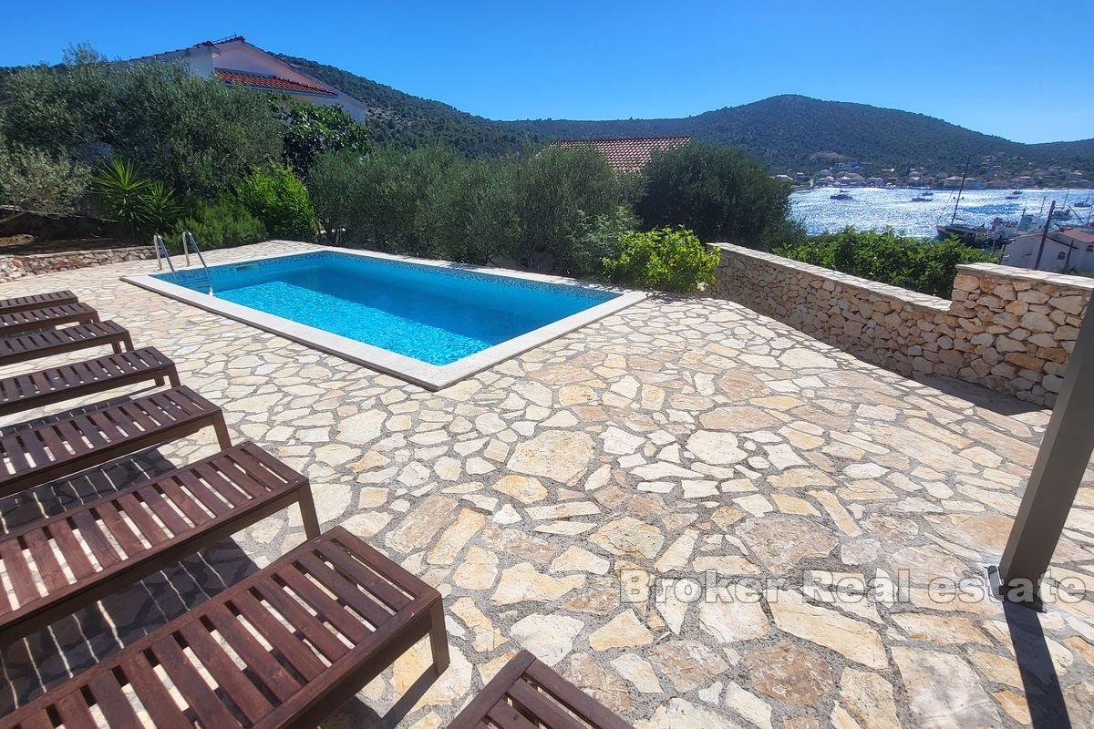Casa con piscina e vista mare