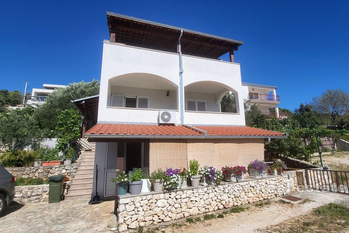 Casa con piscina e vista mare