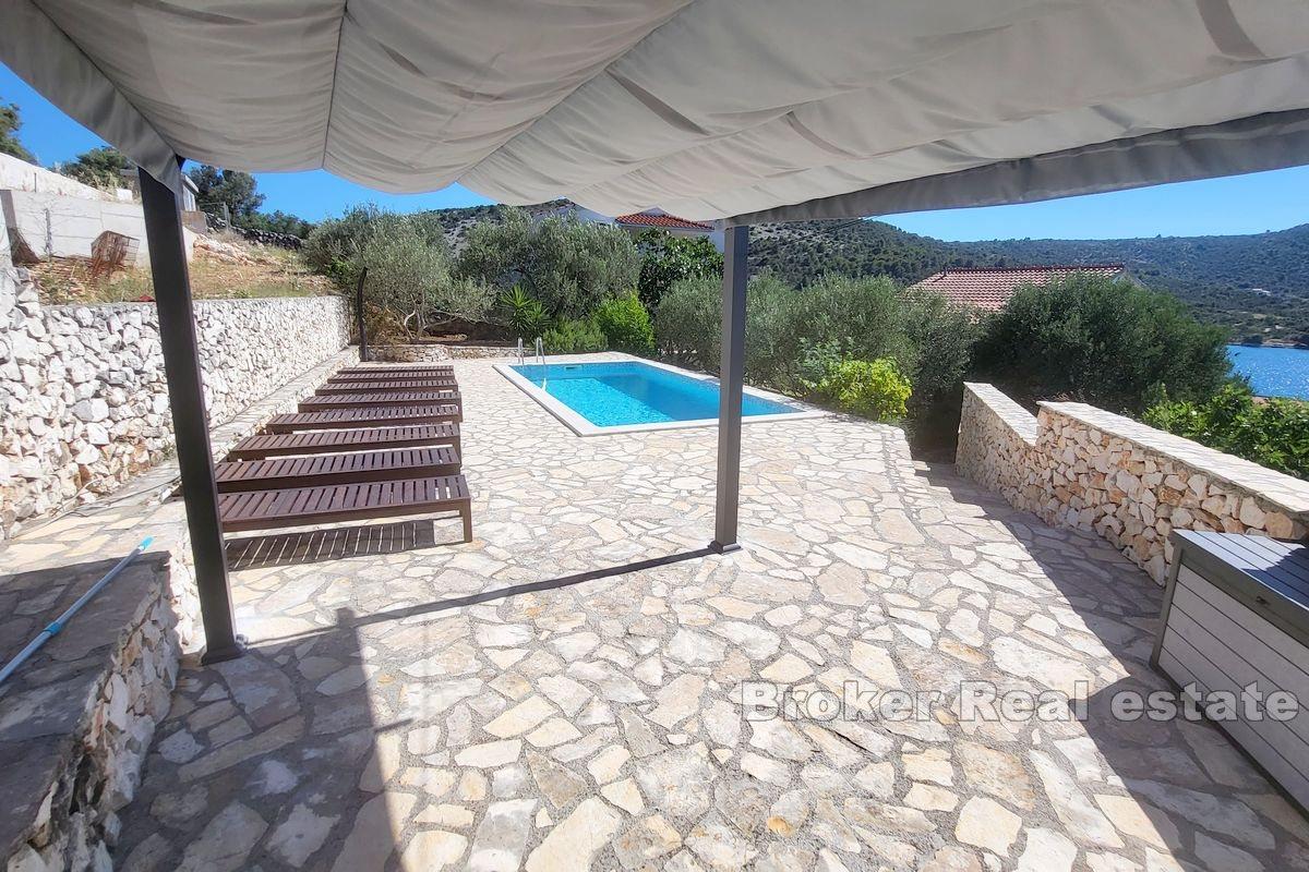 Casa con piscina e vista mare