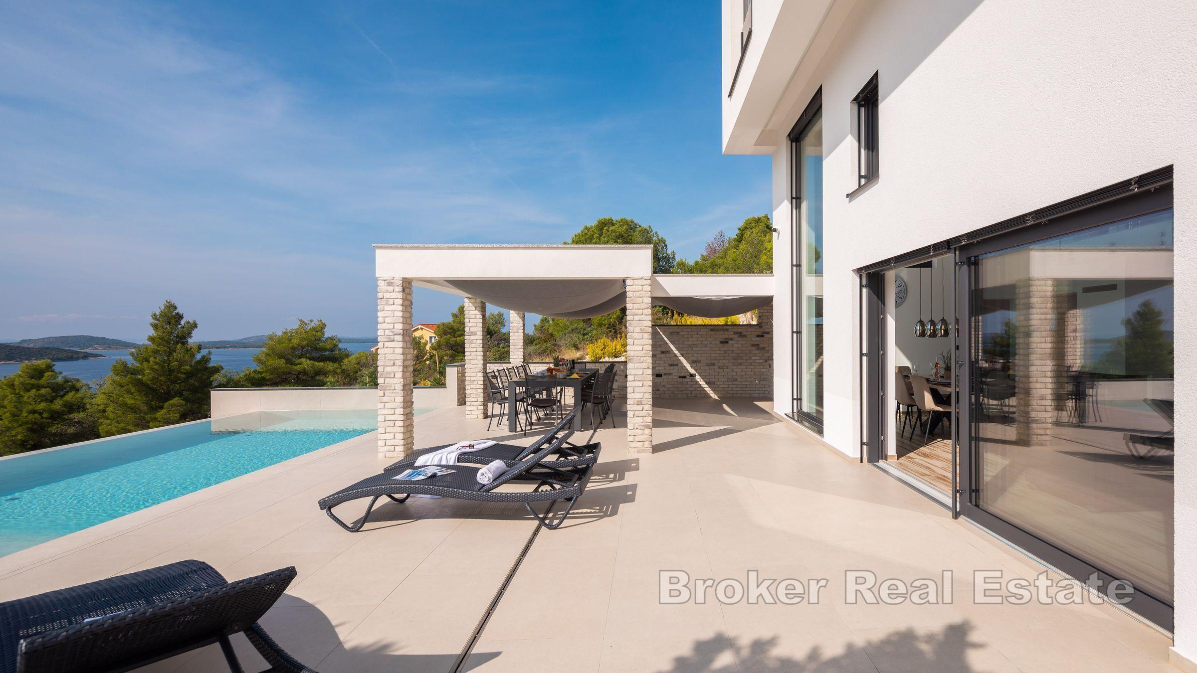 Moderne Villa mit Pool und Meerblick