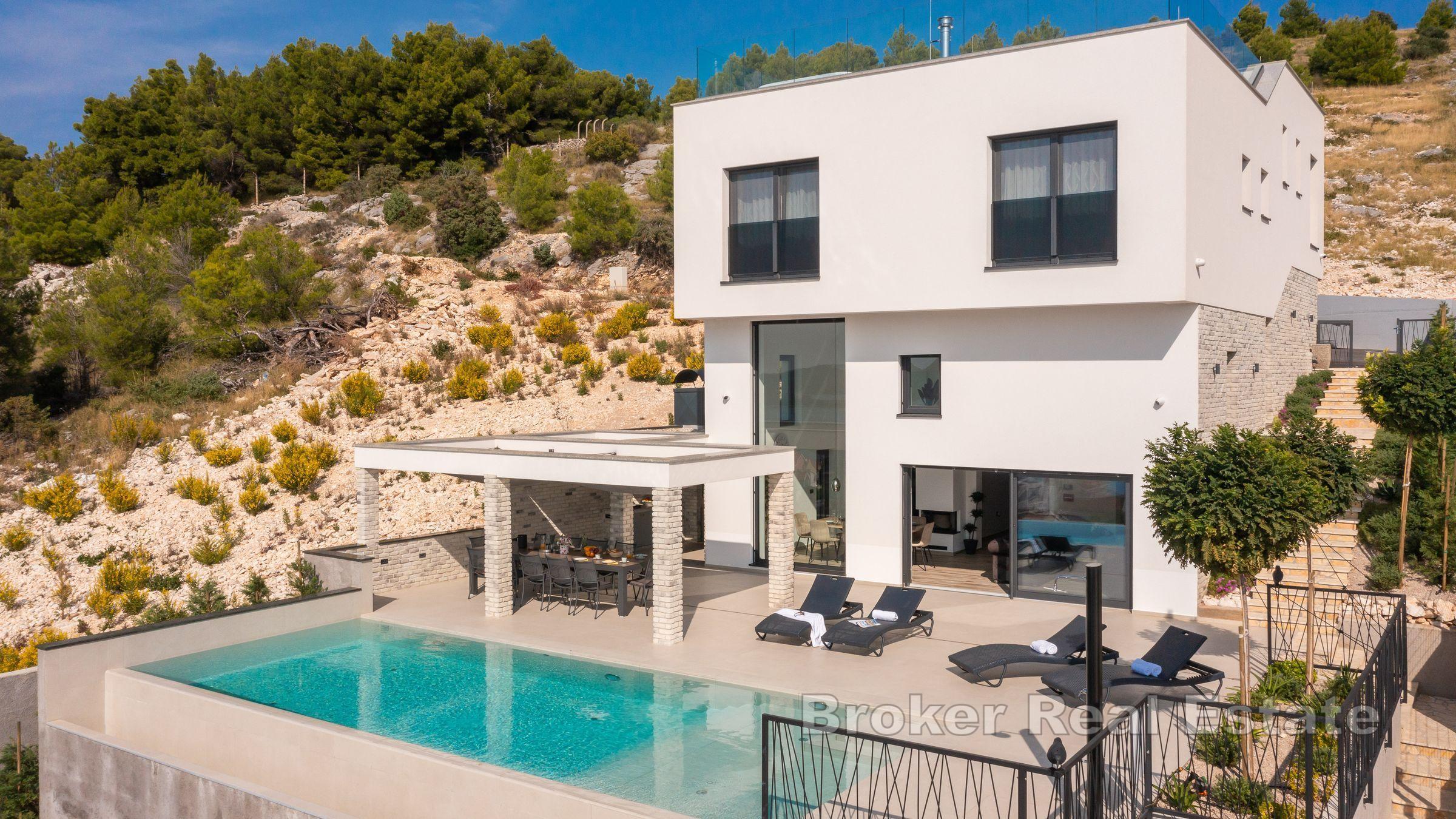 Moderne Villa mit Pool und Meerblick