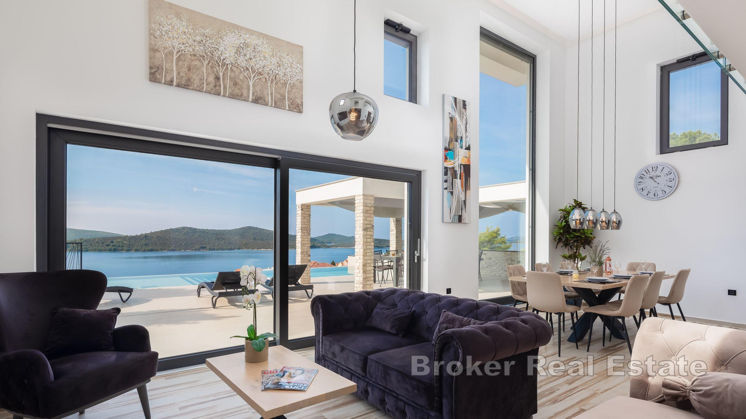 Moderne Villa mit Pool und Meerblick