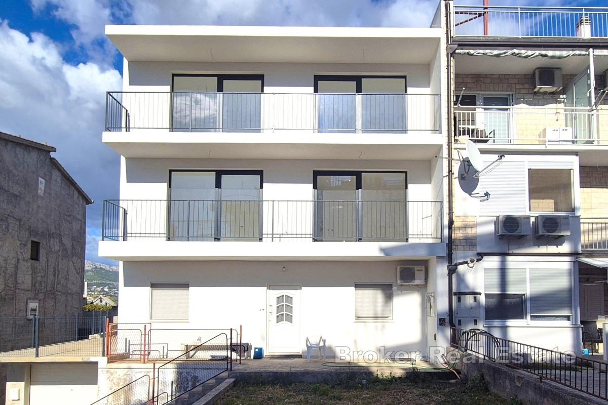 Casa con tre appartamenti e diversi posti auto