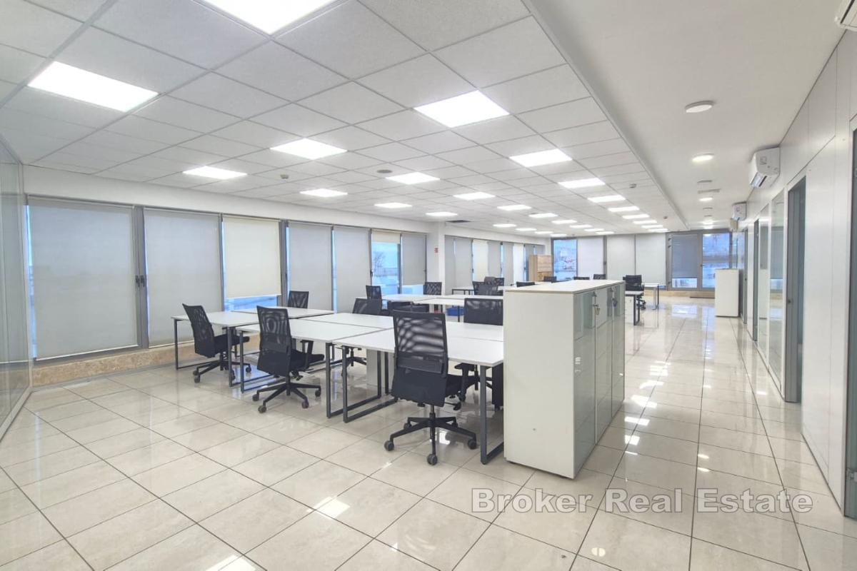 Spazio ufficio di 365 m² al secondo piano con ascensore