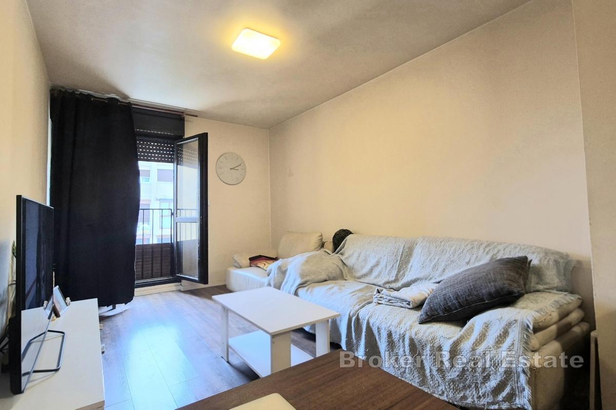 Appartamento con tre camere da letto e loggia