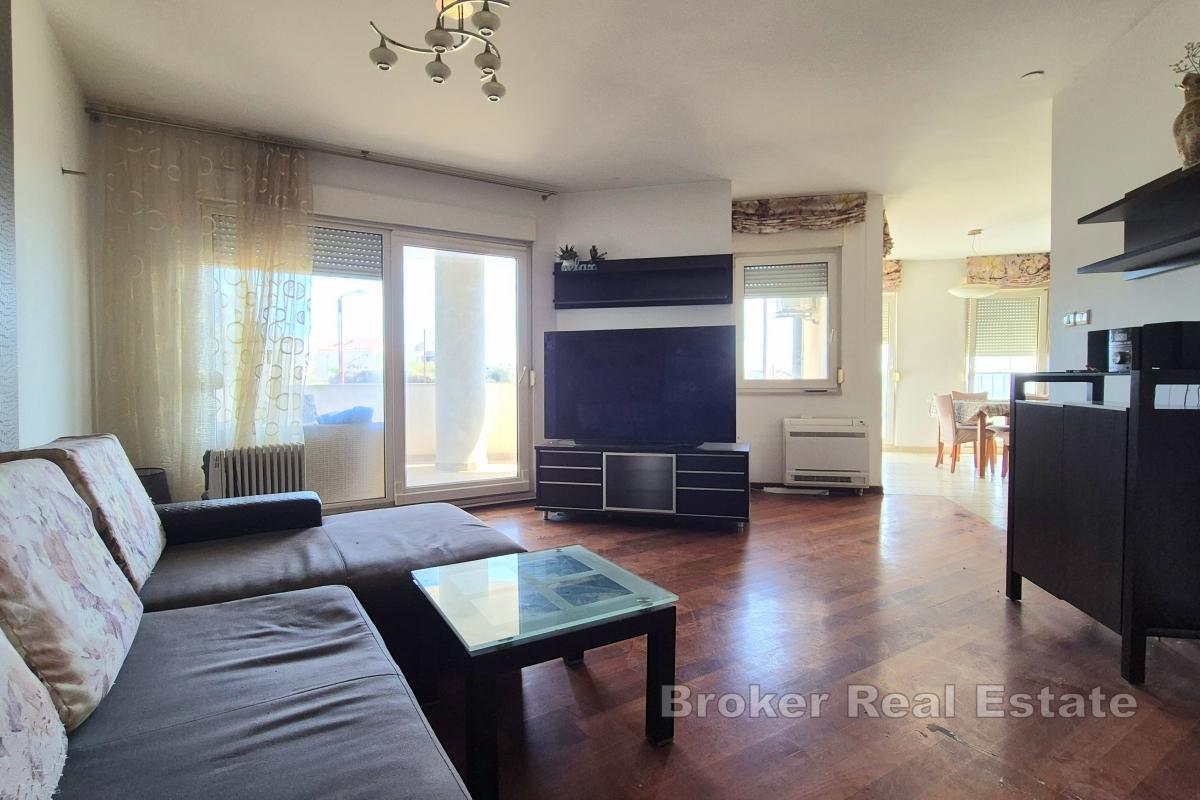 Appartamento con tre camere da letto e garage, esposto a sud