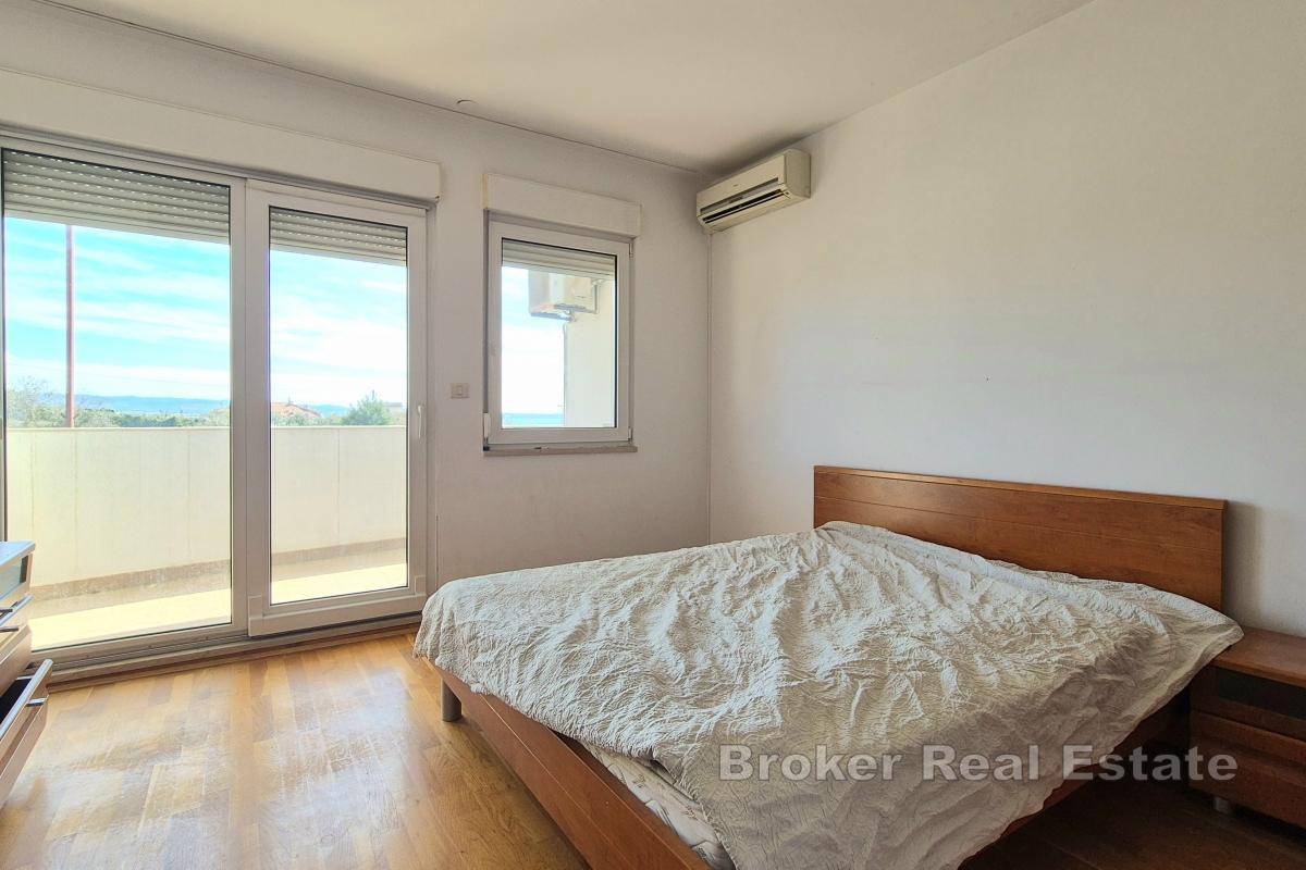 Appartamento con tre camere da letto e garage, esposto a sud