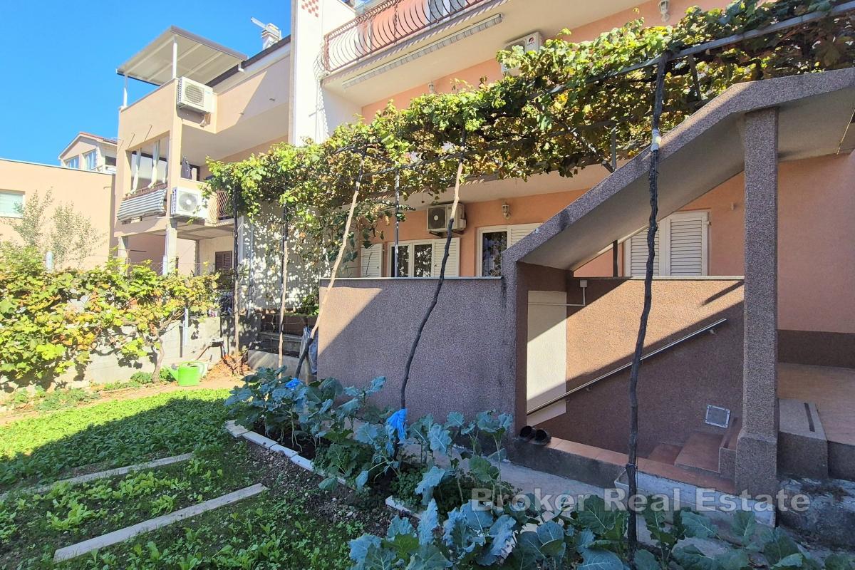 Casa con tre unità abitative, parcheggio e annessi