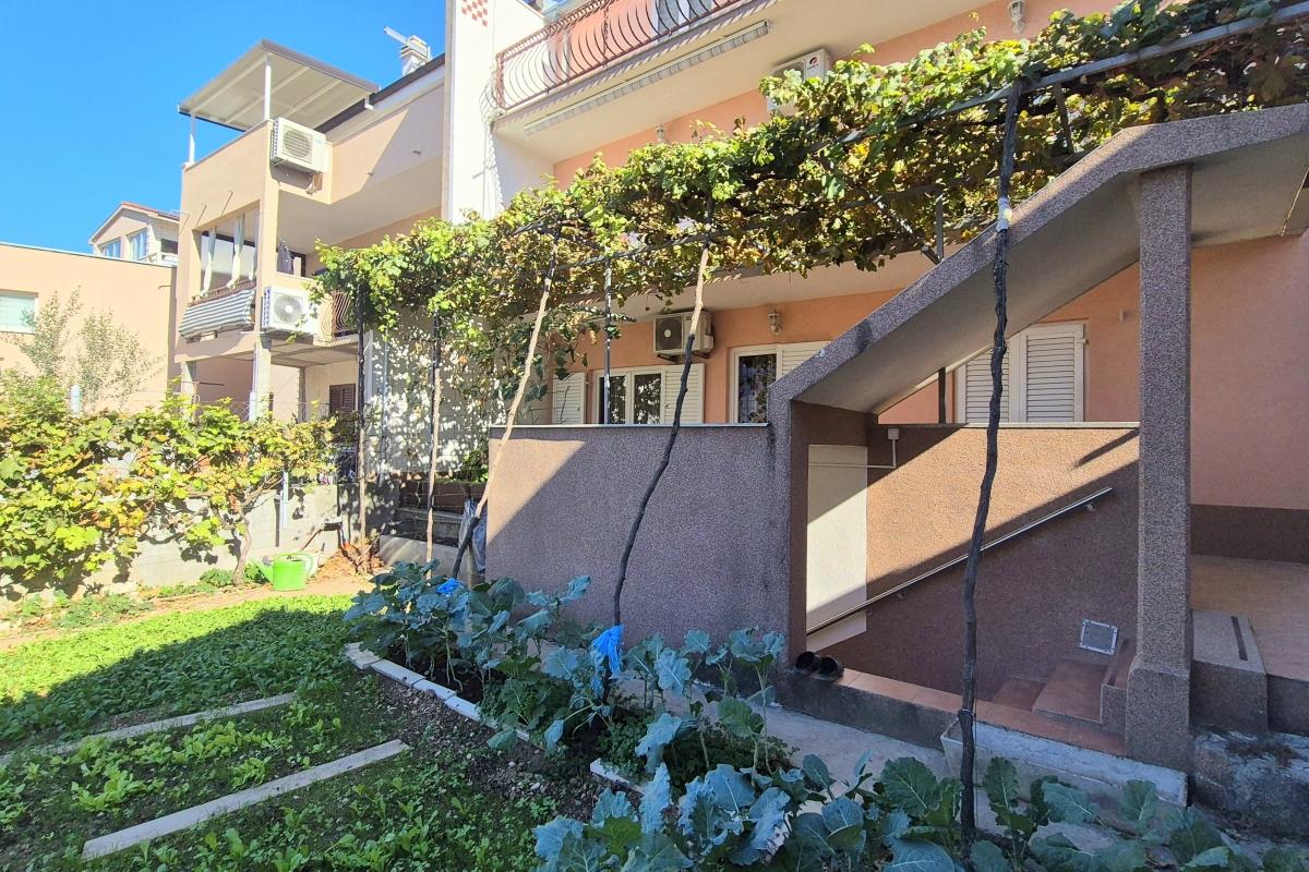 Casa con tre unità abitative, parcheggio e annessi