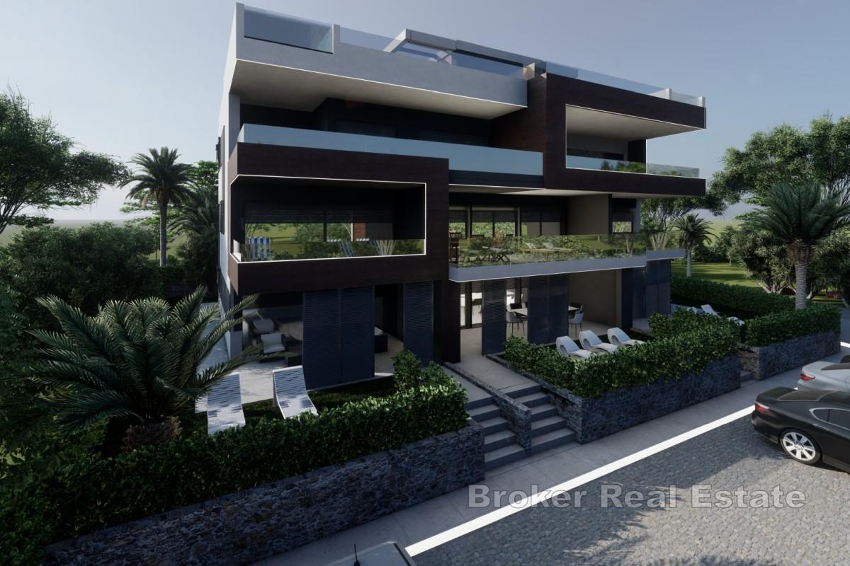 Penthouse se střešní terasou a bazénem u moře
