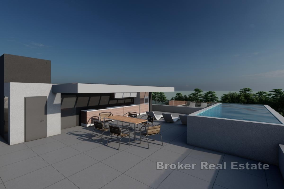 Attico di lusso con terrazza sul tetto e piscina vicino al mare