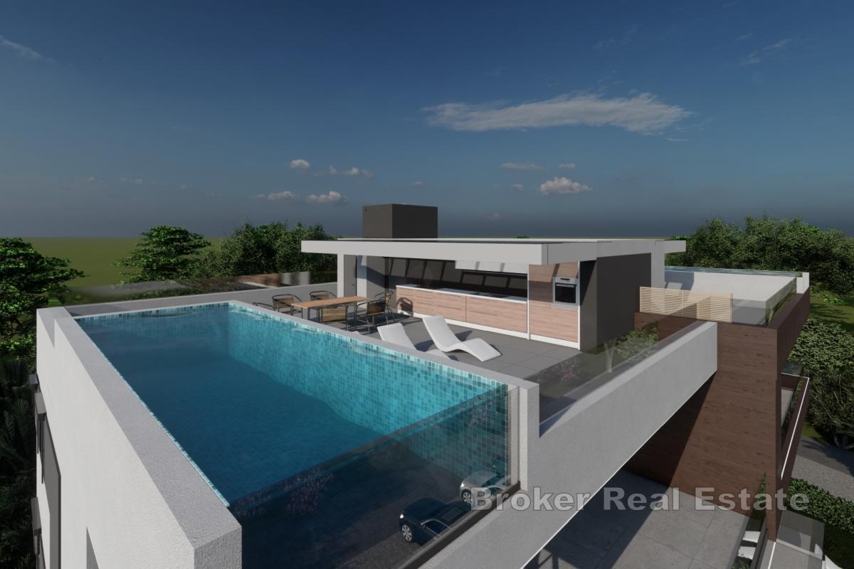 Attico di lusso con terrazza sul tetto e piscina vicino al mare