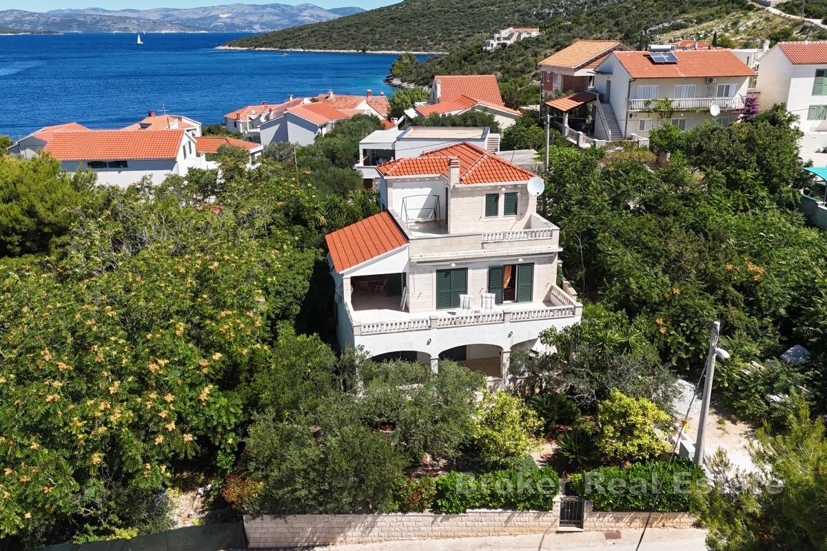 Casa con vista mare aperta e giardino