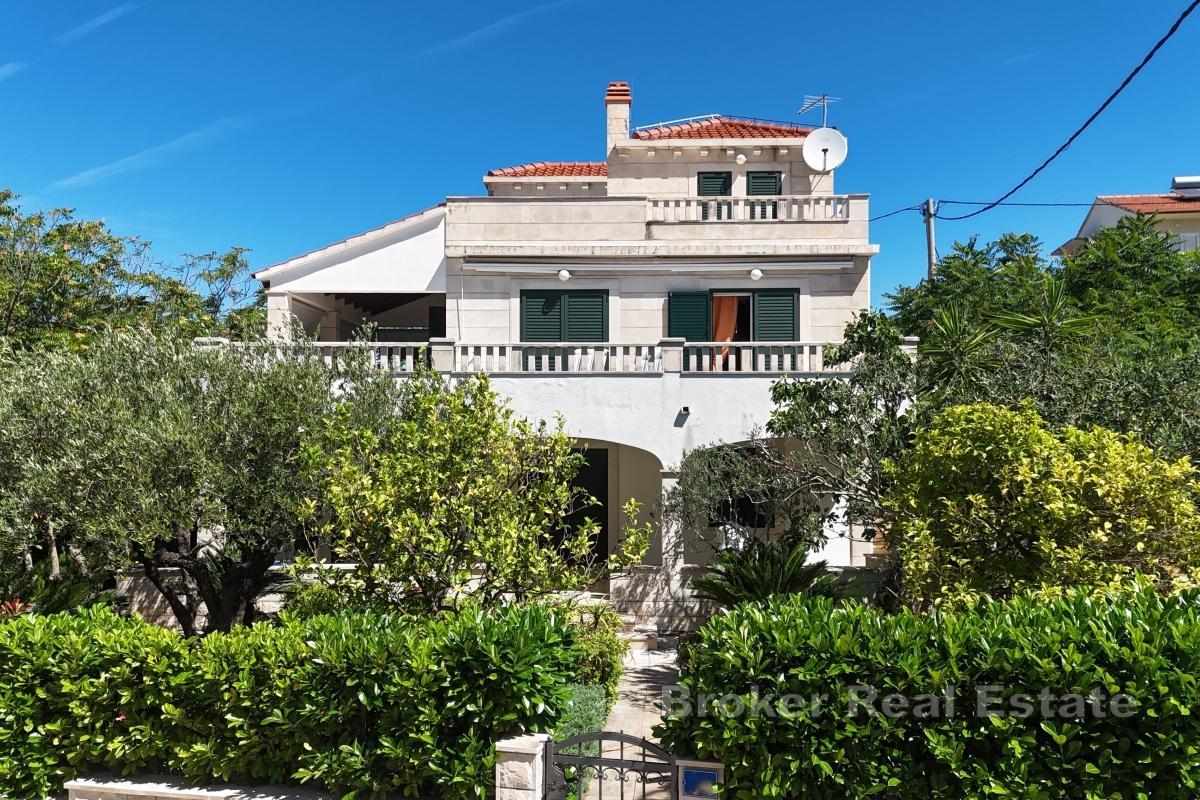 Casa con vista mare aperta e giardino