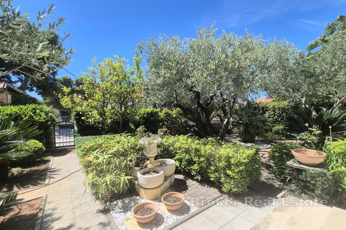 Casa con vista mare aperta e giardino