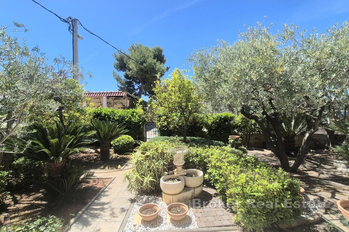 Casa con vista mare aperta e giardino