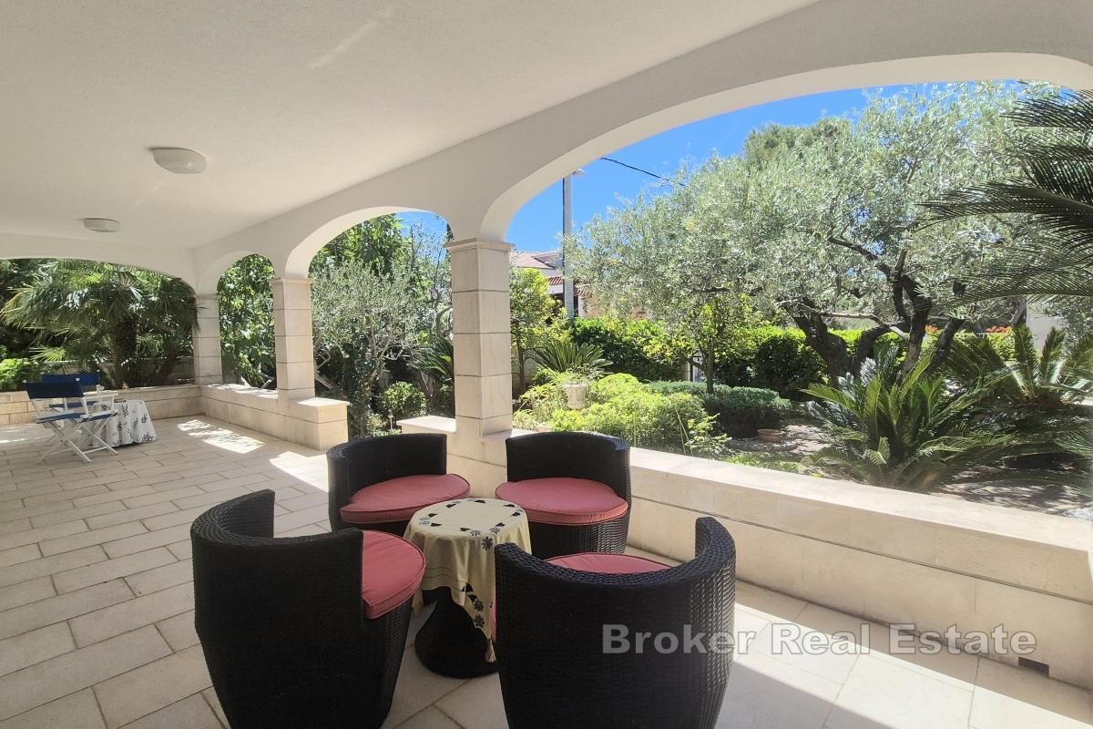 Casa con vista mare aperta e giardino