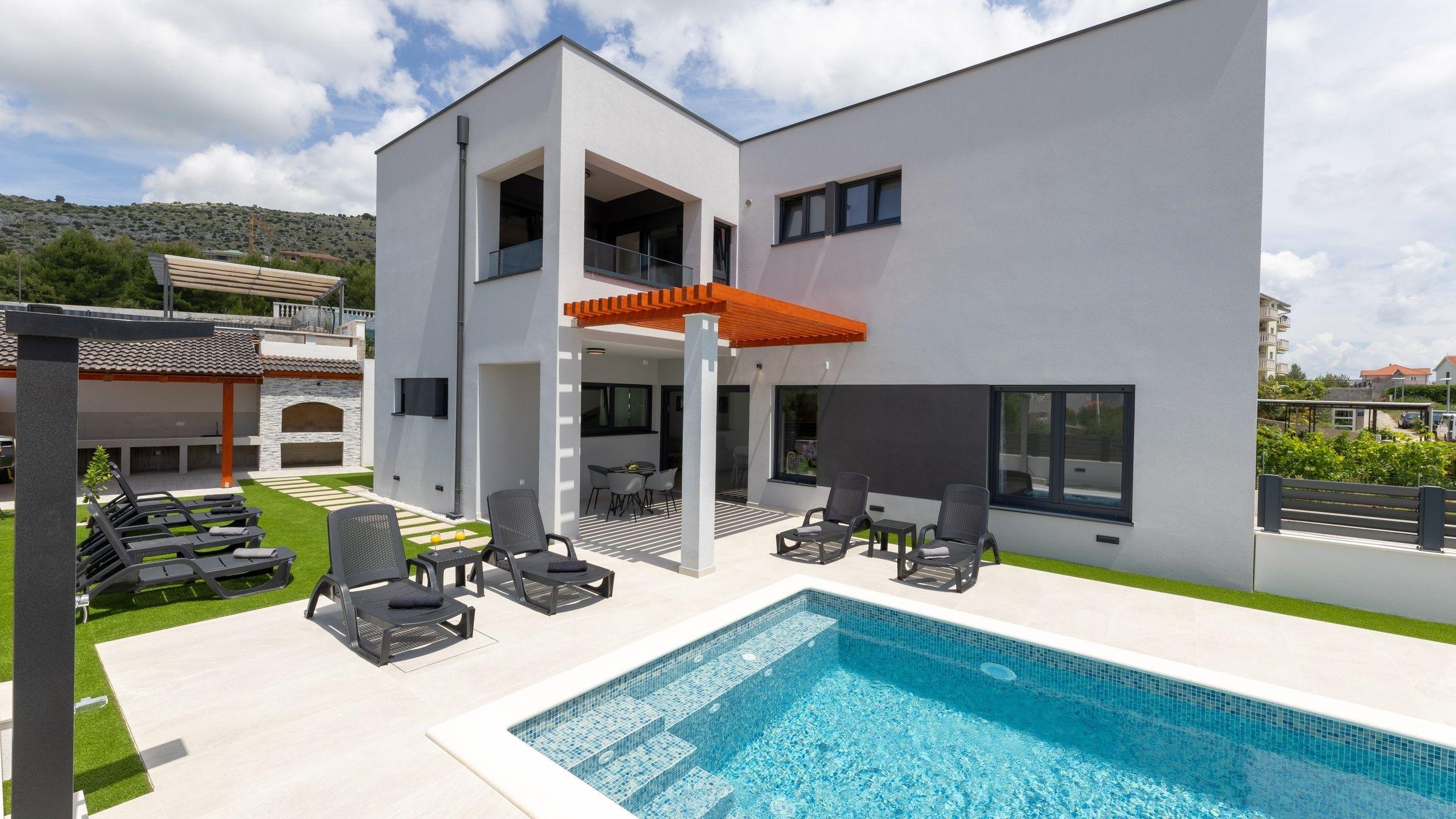 Modern villa med havsutsikt