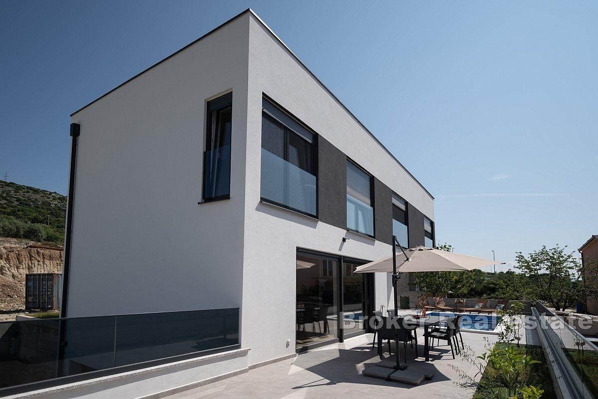 Villa a tre piani con piscina