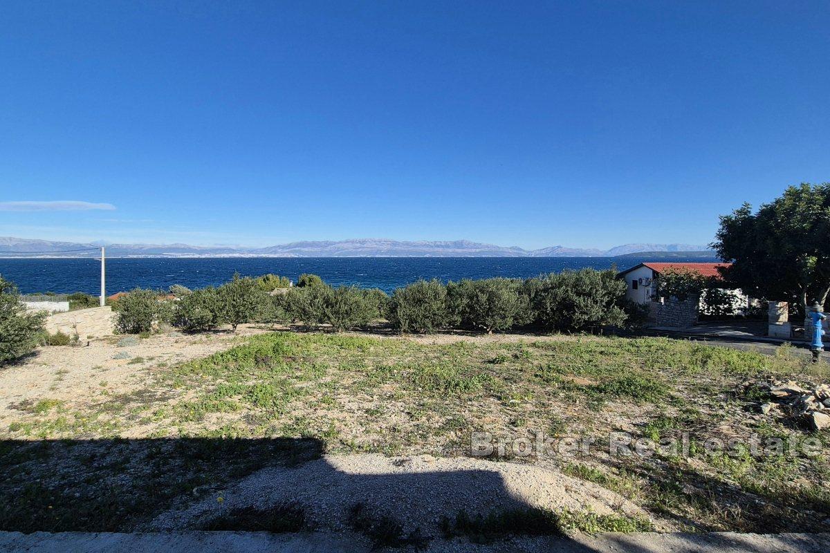 Hus i andre rad til sjøen