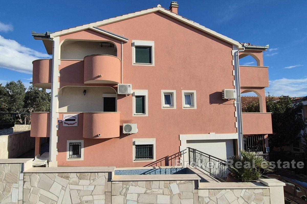 Casa con vista e piscina