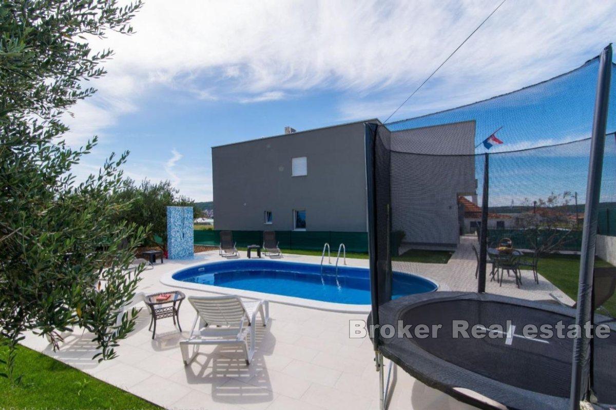 Casa con tre unità abitative e vista mare