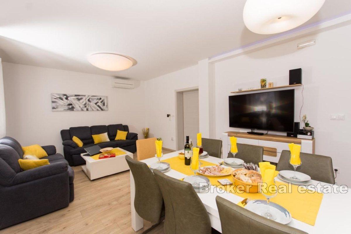 Casa con tre unità abitative e vista mare