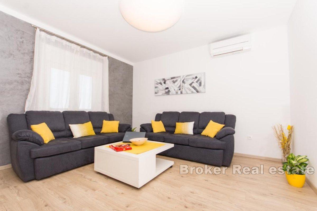 Casa con tre unità abitative e vista mare