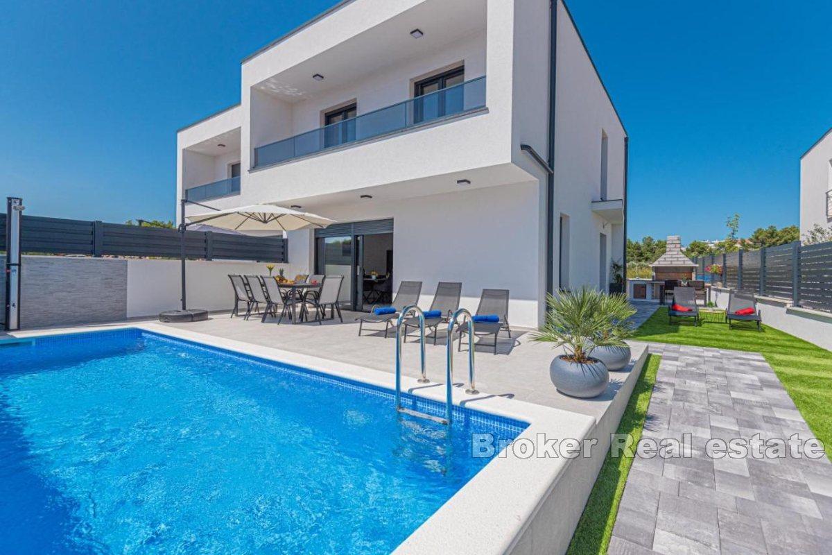 Luxuriöse Doppelhaushälfte mit Swimmingpool