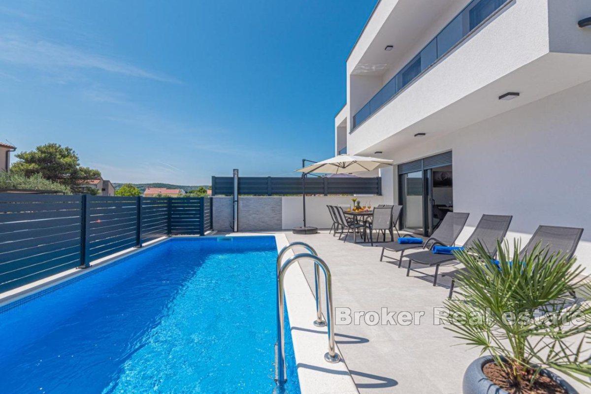 Luxuriöse Doppelhaushälfte mit Swimmingpool