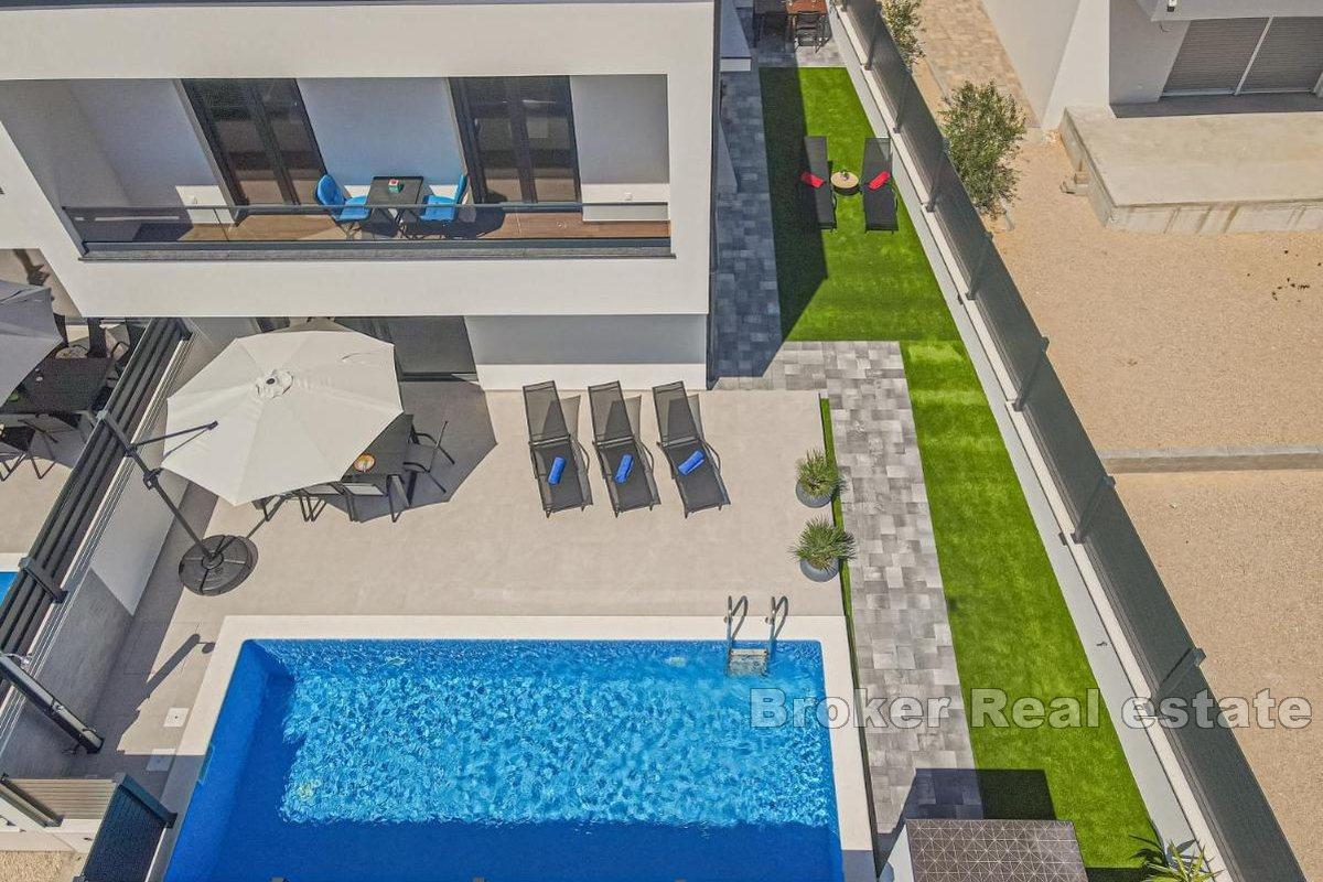 Luxuriöse Doppelhaushälfte mit Swimmingpool