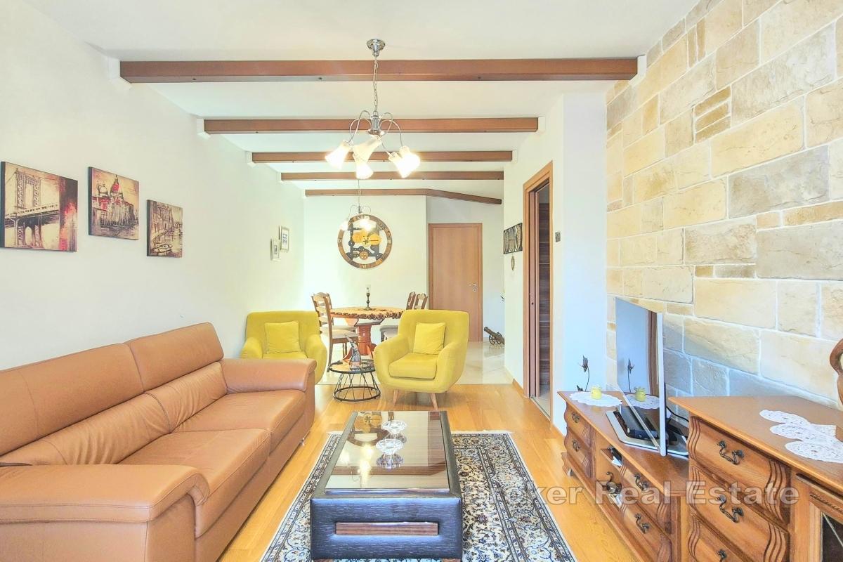 Appartamento con due camere da letto con posto auto e giardino