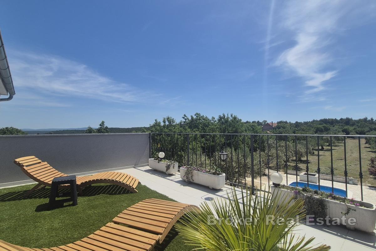 Hus med pool och trädgård