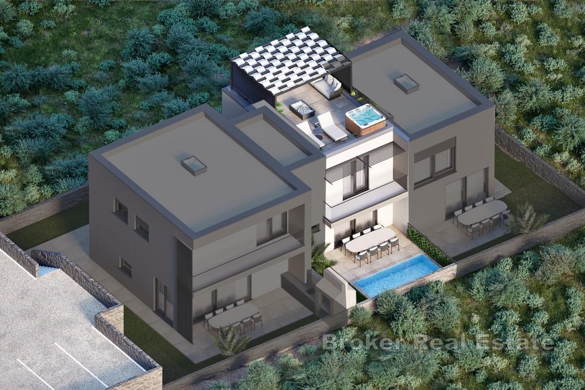 Triplex in nuovo edificio con posti auto e possibilità di piscina