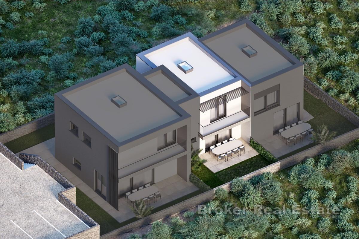 Triplex in nuovo edificio con posti auto e possibilità di piscina