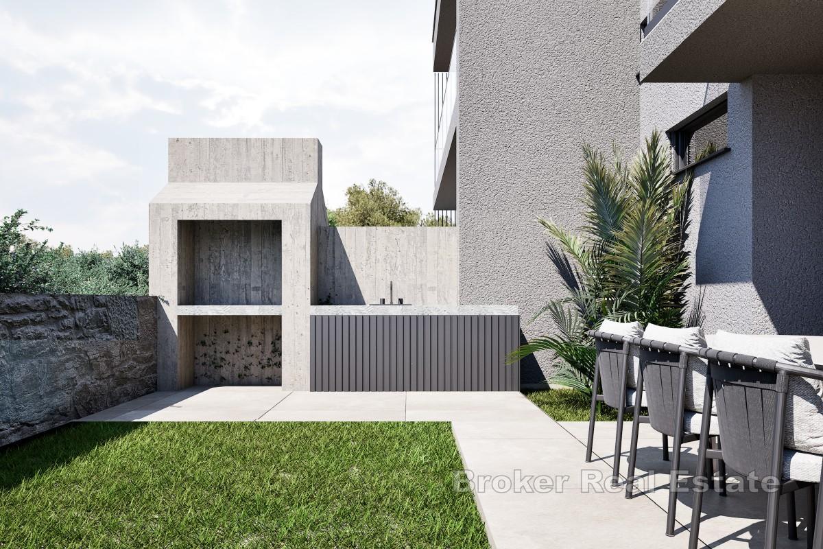 Triplex in nuovo edificio con posti auto e possibilità di piscina