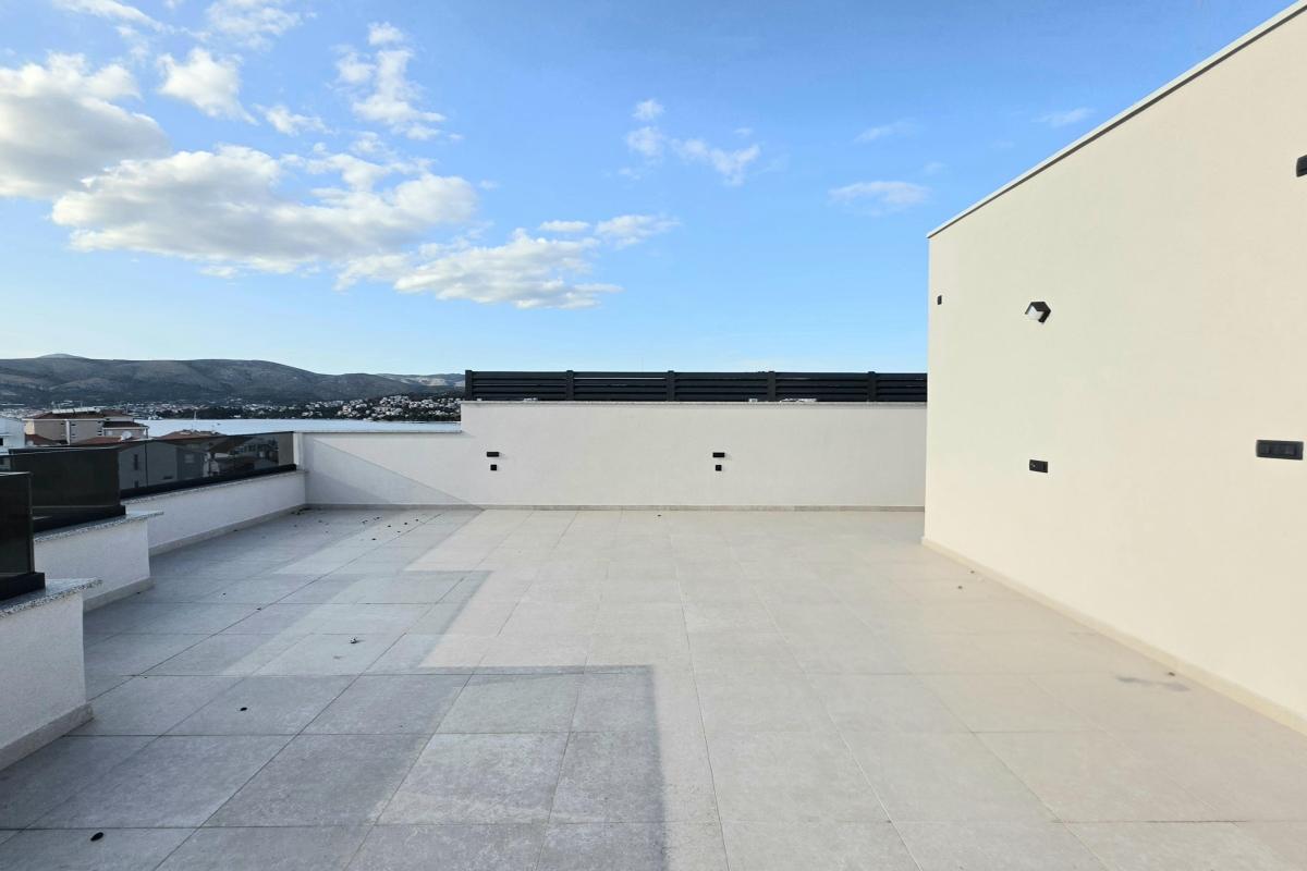 Attico con due camere da letto e terrazza sul tetto
