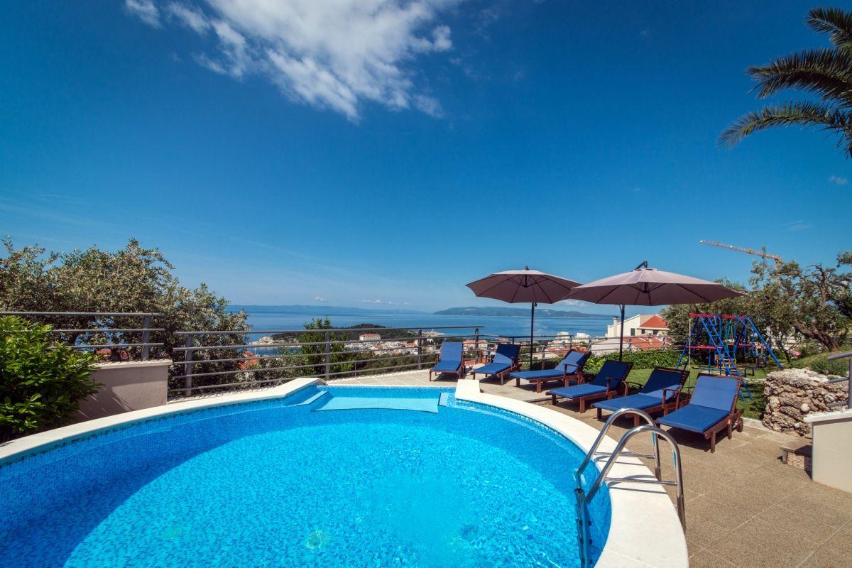 Schöne Ferienvilla mit Panoramablick auf das Meer