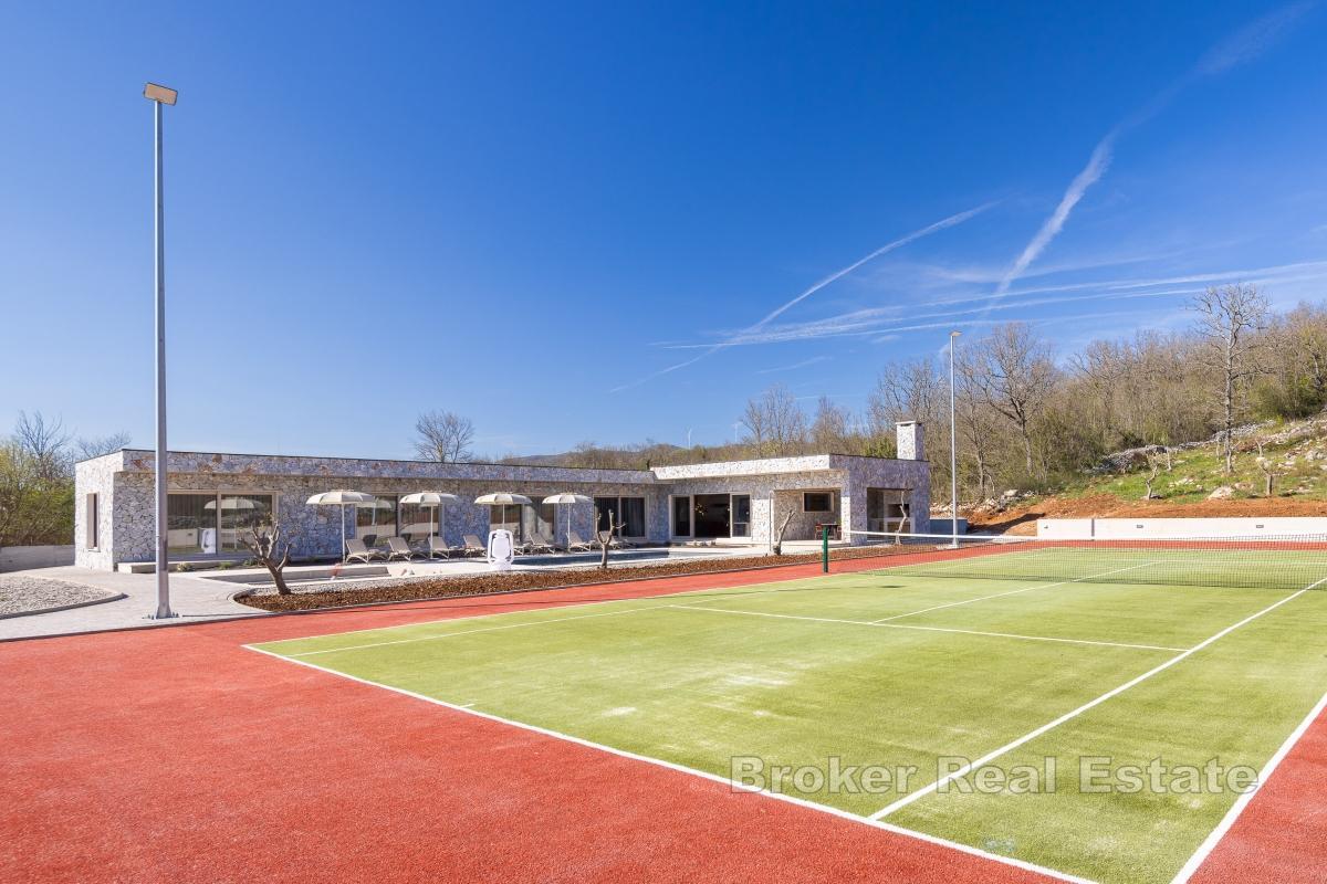 Einzigartige Villa mit Swimmingpool und Tennisplatz in der Nähe von Split